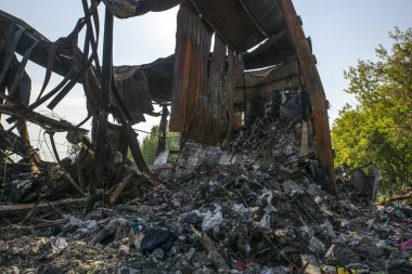 Yangından sonra metal ve plastik çöp yığını.
