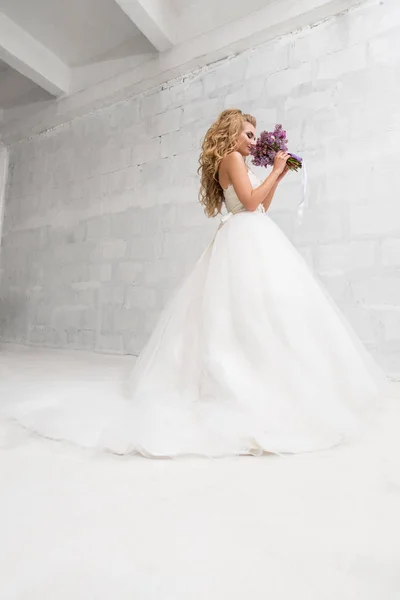 Giovane sposa in studio con bouquet squisito — Foto Stock