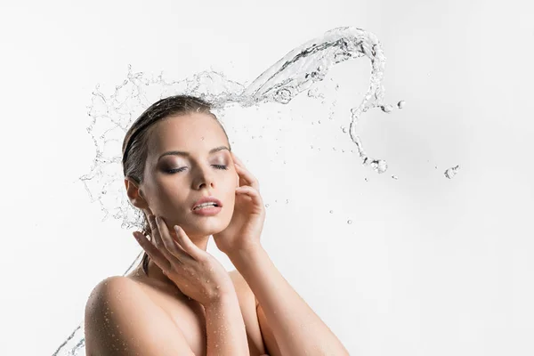 Mulher desfrutando de fluxo de água seus eys fechado — Fotografia de Stock