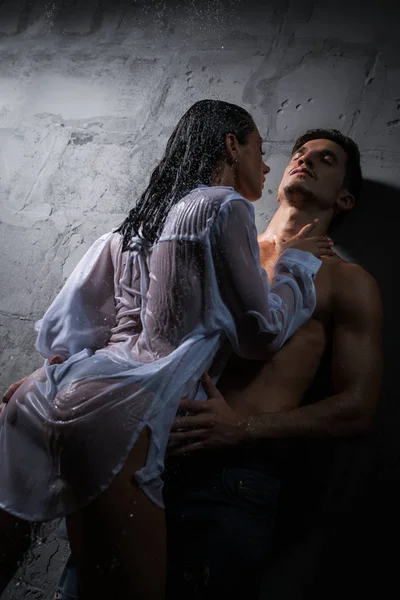 Genç ve seksi çift yakınlaşmanın tadını çıkarıyor.