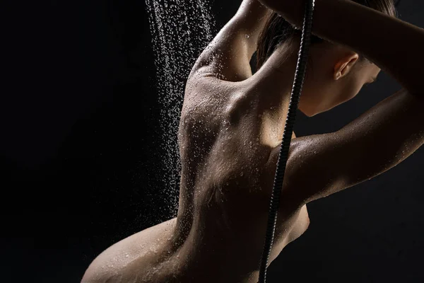 Çıplak sarışın duş en iyi görünüme sahip