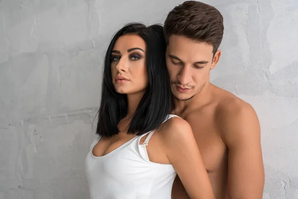 Sexy par embracing passionerat solig dag — Stockfoto