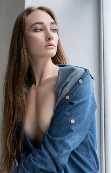 매력적인 섹시 한 금발 창틀에 포즈 — 스톡 사진