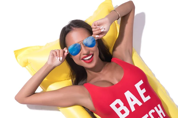Сексуальная загорелая брюнетка в солнечных очках — стоковое фото