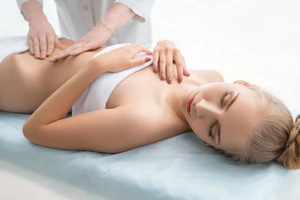 Loira bonita desfrutando de massagem no salão — Fotografia de Stock