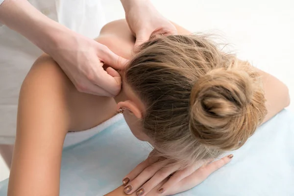Ung blondin njuter nacke massage i salong — Stockfoto