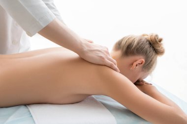 Kanepede masaj yaptıran bir kadın.