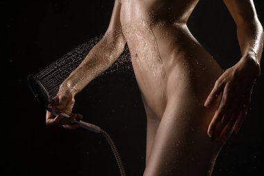 Duşta ıslak tabaklanmış vücut görüntü kırpılmış