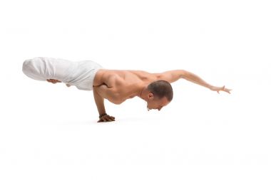 Yoga rutin pratik olgun gömleksiz adam
