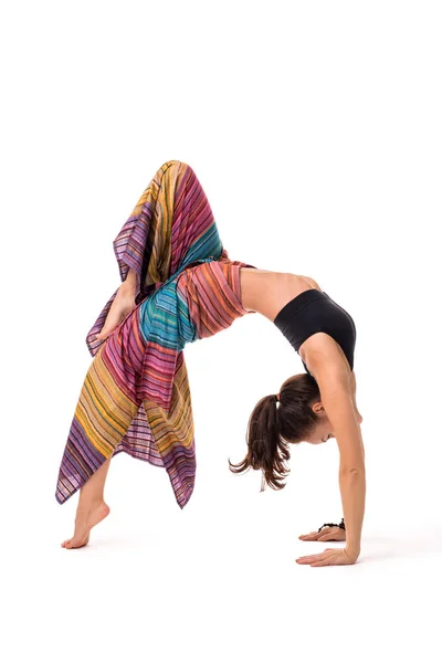 Szczupła dziewczyna Praktykowanie jogi na białym tle — Zdjęcie stockowe
