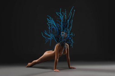 Mavi Rastalı güzel, çıplak esmer.