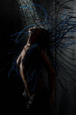 Mavi dreadlocks duşta üstsüz ile esmer