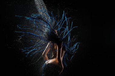 Mavi dreadlocks üstsüz kız dikiz duş