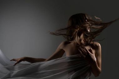 Profilde bez croppped manzaralı ince esmer