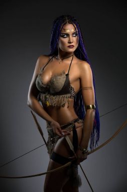 Yay ve ok portre ile seksi binici kadın