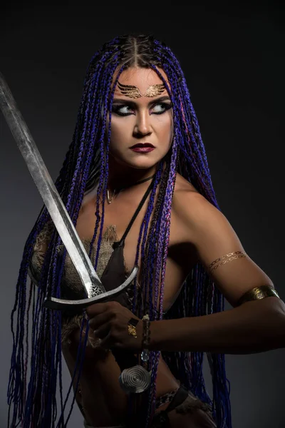 Afrika örgüleri ve kılıç portresi olan bir süvari kadın.