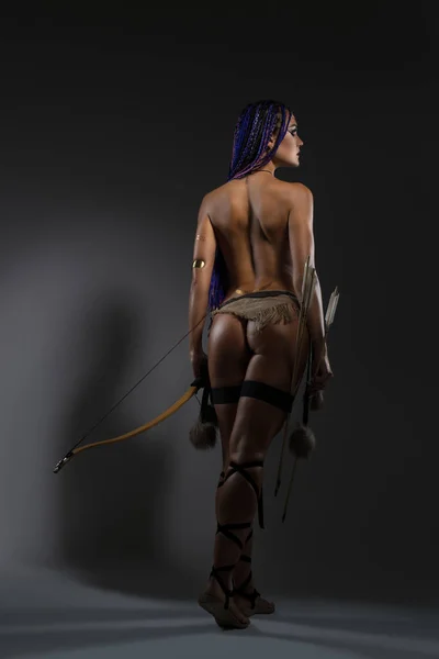 Caballo con trenzas africanas vista trasera en topless —  Fotos de Stock