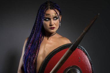 Afrika örgülü, mızraklı ve kalkanlı bir süvari.