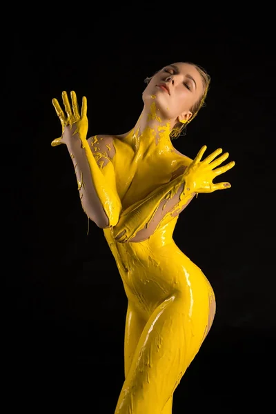 Оголена дівчина художній портрет з жовтим кольором тіла — стокове фото