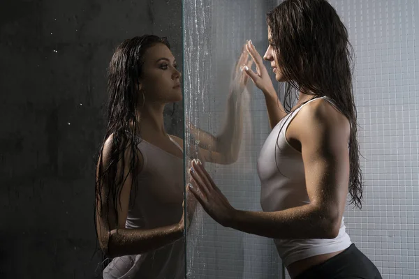 Två sexiga unga tjejer i våta skjortor skjuten i dusch — Stockfoto