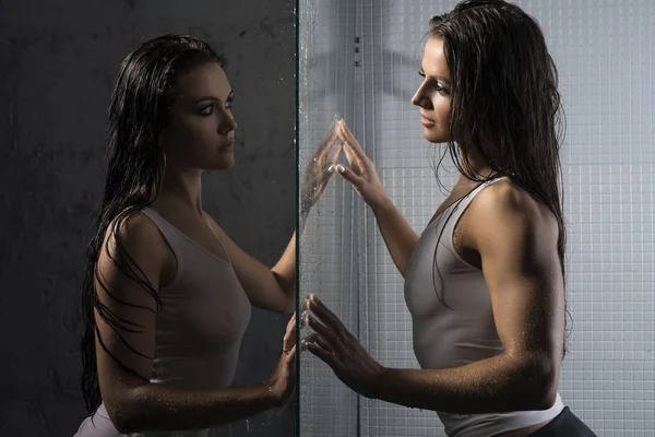 Due giovani ragazze sexy faccia a faccia vista nella doccia — Foto Stock