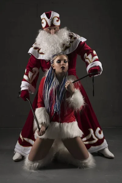 Mladá sexy Sněhurka s její pohled Santa Clause — Stock fotografie