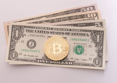 Altın bitcoin dolar faturaları üzerinde yakın atış