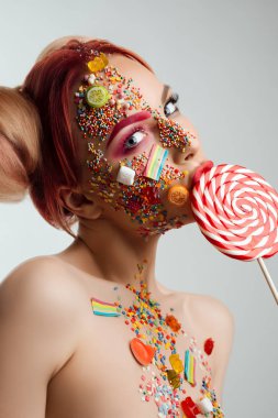 Bir lolipop portre emme ince çıplak kız
