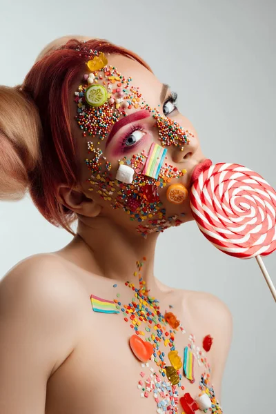 Bir lolipop portre emme ince çıplak kız