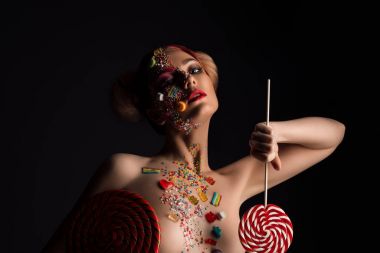 Genç çıplak kız yüz ve göğüsler karamel ile