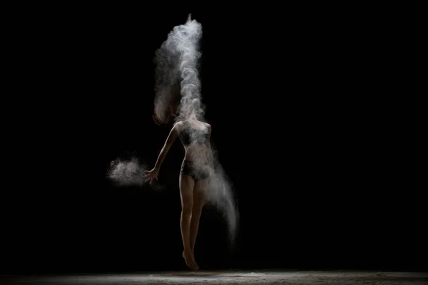 Menina fazendo suporte de mão em uma nuvem de poeira branca tiro — Fotografia de Stock