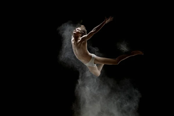 Jovem pulando em uma nuvem de poeira branca tiro — Fotografia de Stock