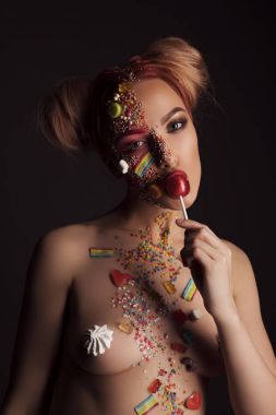 Şirin saç modeli ve çekim lolipop ile çıplak blolnde