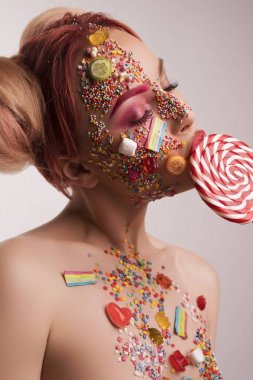 Şirin saç modeli ve atış bodyart çıplak blolnde