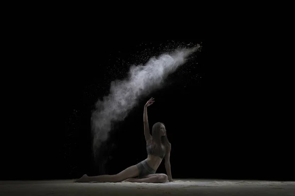 Mulher sentada no chão em nuvem de poeira branca — Fotografia de Stock