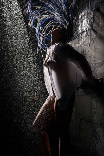 Menina nua com tranças africanas vista no chuveiro escuro — Fotografia de Stock