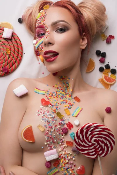 Nude blonde body covered with sweets and caramel — Stock Photo, Image