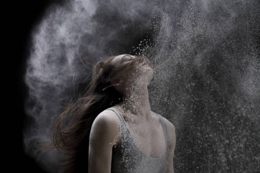 Beyaz toz bulutu portre sarışın ince