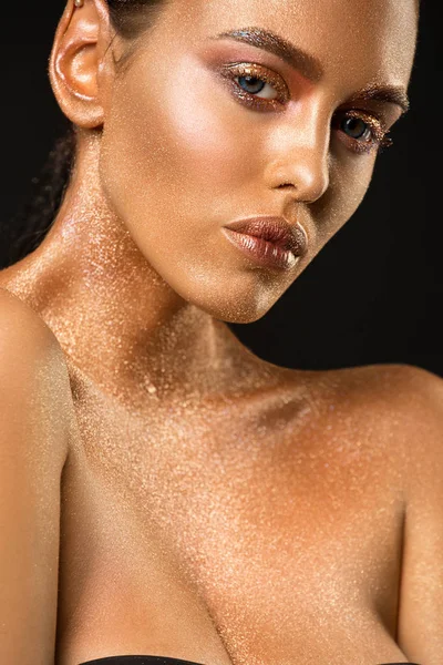 Naken brunett med guld hud konstnärliga sköt — Stockfoto