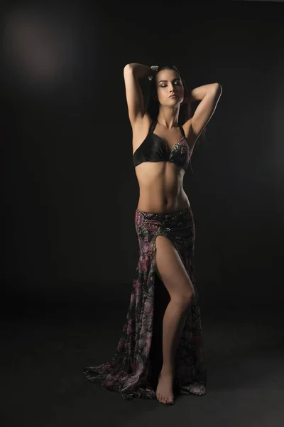 Σέξι χορεύτρια σε πρόστιμο Ανατολική στυλ κοστούμι πορτρέτο — Φωτογραφία Αρχείου