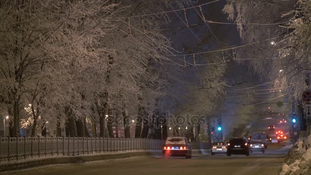 Video av en vinter kväll stadstrafik — Stockvideo