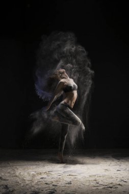 İnce kız beyaz toz bulutu görünümünde dans