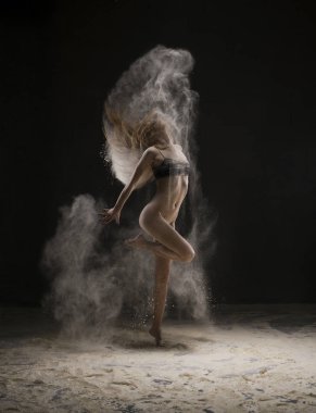 Sadece bir üst bir toz bulutu görünümünde giyen ince kız