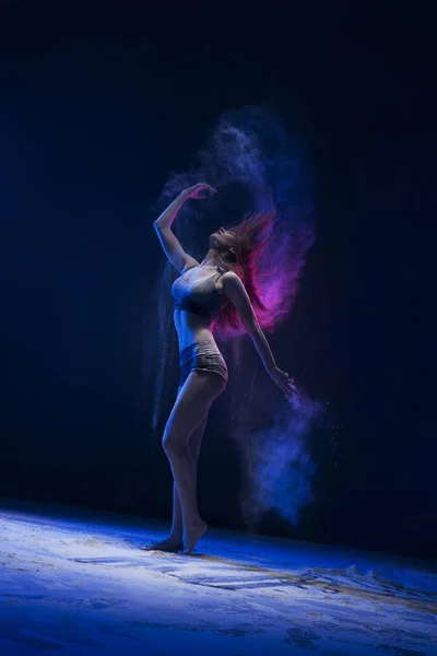 Menina magro dançando em azul poeira vista perfil de nuvem — Fotografia de Stock