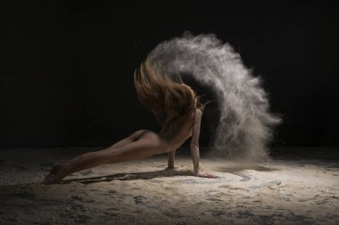 Dikiz yerde toz bulutu içinde çıplak kız