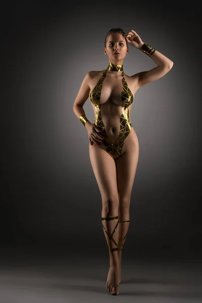 Хорошо оформленная девушка с золотой лентой для тела — стоковое фото