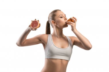 İzole greyfurt atış ısırma fitness eğitmeni