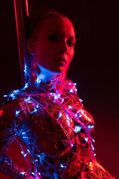 Hermosa rubia con cinta de oro arte corporal y luces — Foto de Stock