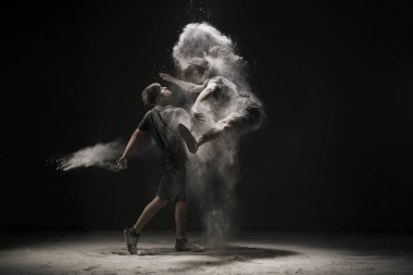 İki genç adam beyaz bir toz atlama görünümü bulut