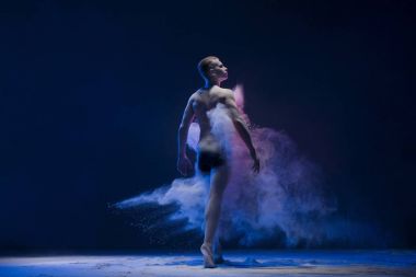 Dikiz renk toz bulutu içinde genç adam